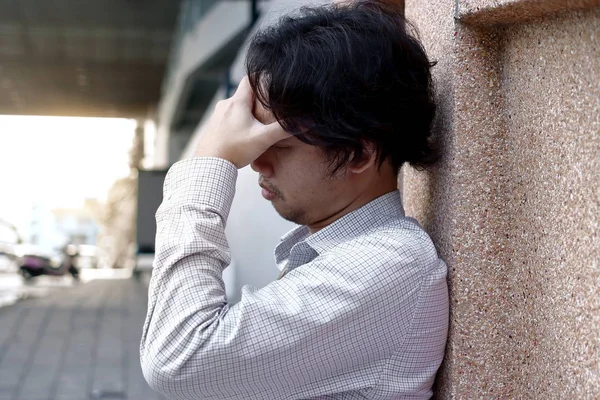 Depresyonda ve Asya iş adamı elle duvara yaslanmış alnına vurguladı — Stok fotoğraf