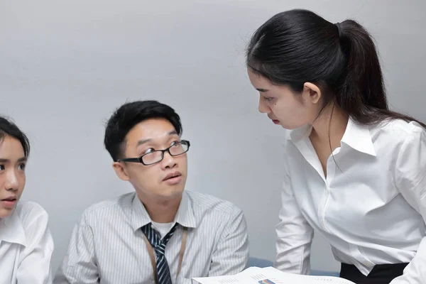 Злая молодая азиатская деловая женщина конфликтует со своим коллегой в офисе. Концепция кризисного и конфронтационного бизнеса . — стоковое фото