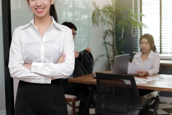 Лидерство молодая азиатская деловая женщина, стоящая со своим коллегой в офисе . — стоковое фото