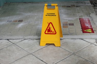 Sarı uyarı kat açık havada ilerleme işareti Temizleme