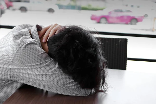 Confuso exausto jovem asiático homem de negócios sofrendo de depressão grave no escritório . — Fotografia de Stock