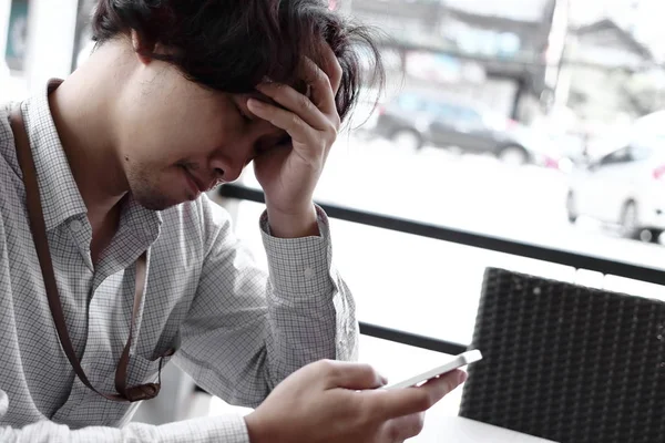 Besorgt depressive junge asiatische Geschäftsmann suchen Handy-Smartphone. Geschäftskonzept Angst. — Stockfoto