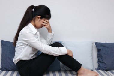 Yorgun depresif genç Asyalı kadın stresli gelen acı