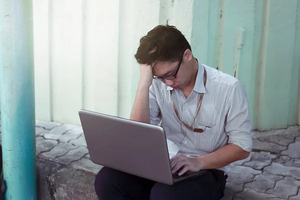 Deprimerad frustrerade unga asiatiska verksamhet man använder laptop ser allvarliga — Stockfoto