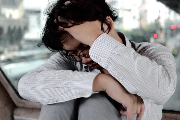 Desapontado frustrado Asiático homem de negócios sofrendo de estresse ou dor de cabeça — Fotografia de Stock