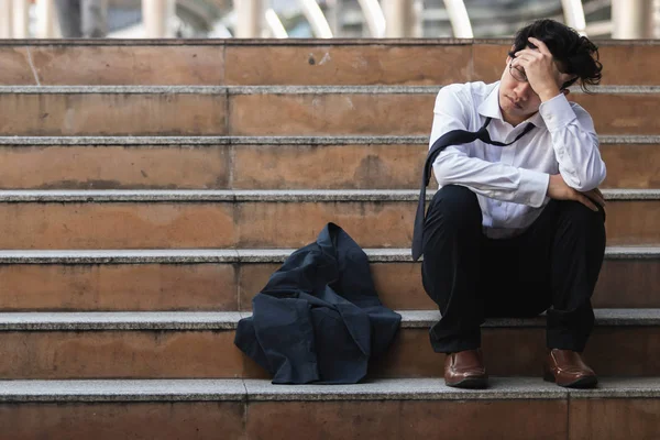 Desempregado estressado jovem homem de negócios asiático em terno cobrindo rosto com as mãos. Conceito de falha e demissão . — Fotografia de Stock