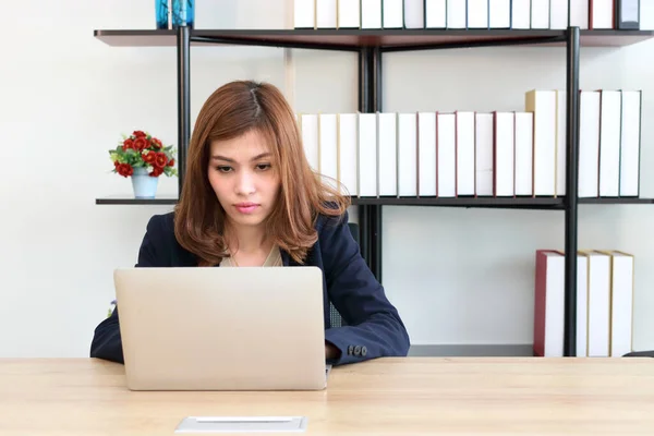 オフィスの職場でラップトップで働く若いアジアのビジネス女性 — ストック写真