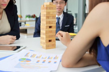 Ahşap blok kule ofis iş oynayanlar düşünceli ve dikkatli grubu. Risk ve strateji iş kavramı.