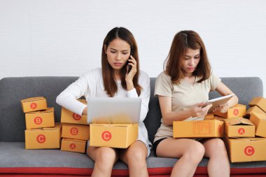 Evde karton kutu paketleyen küçük bir işletme işletmesi sahibi başlat.