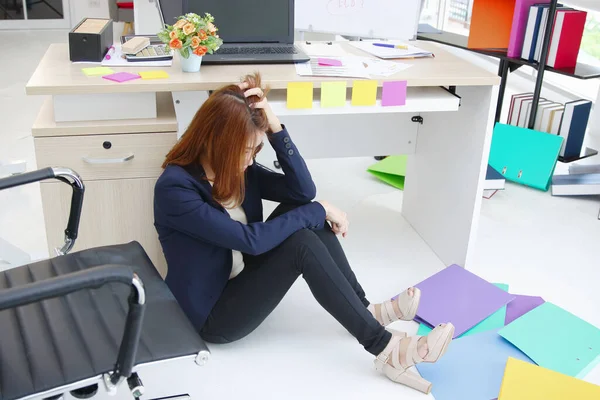 Spanning Overwerkt Jonge Aziatische Zakenvrouw Zitten Vloer Het Gevoel Depressie — Stockfoto