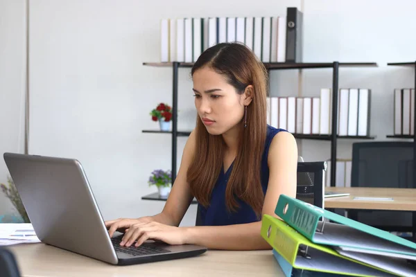 Портрет Привлекательной Азиатской Бизнес Женщины Работающей Ноутбуком Офисе — стоковое фото