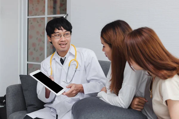 Ung Asiatisk Manlig Läkare Konsultera Patient Sjukhus Kontor Hälso Och — Stockfoto