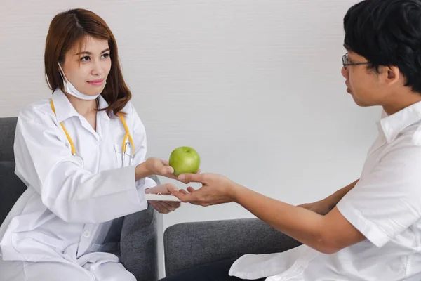 Νεαρή Ασιάτισσα Γιατρός Που Δίνει Πράσινο Μήλο Στον Ασθενή Για — Φωτογραφία Αρχείου