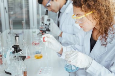 Kimya laboratuvarında birlikte çalışan iki bilim adamı..