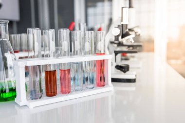Bilim laboratuarı test tüpleri. İçinde kimyasal sıvı bulunan laboratuvar camları.