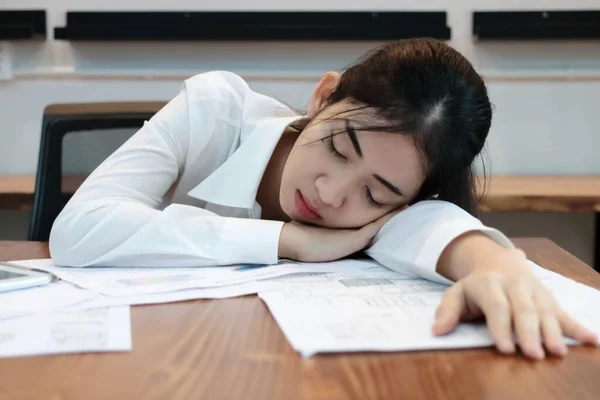 Moe Overwerkte Jonge Aziatische Zakenvrouw Liggend Het Bureau Het Kantoor — Stockfoto