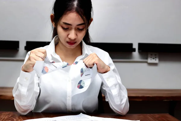Депрессивная Молодая Азиатская Деловая Женщина Разрывает Карты Бумажную Работу Офисе — стоковое фото