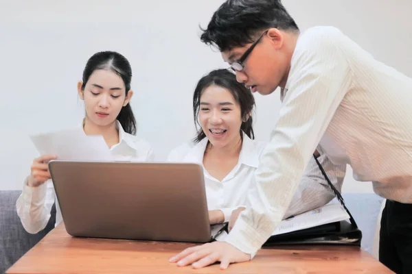 Концепция Командной Работы Группа Азиатских Людей Работающих Ноутбуком Вместе Современном — стоковое фото