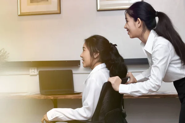 Две Игривые Молодые Азиатские Деловые Женщины Играют Вместе Стулом Офисе — стоковое фото