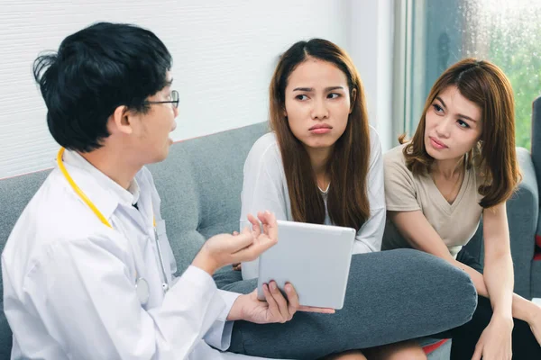 Ung Asiatisk Manlig Läkare Konsultera Patient Sjukhus Kontor Hälso Och — Stockfoto