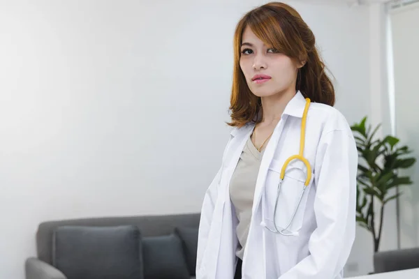 Ritratto Medicina Giovane Dottoressa Asiatica Piedi Sul Posto Lavoro Dell — Foto Stock