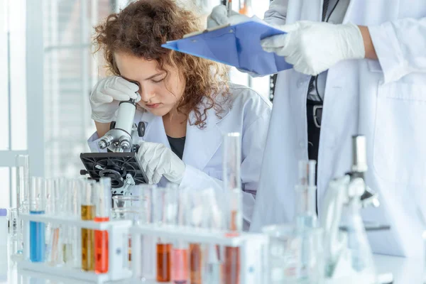 Jeunes Femmes Scientifiques Effectuant Des Recherches Laboratoire Chimique — Photo