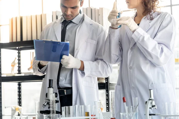 Kimya laboratuvarında birlikte çalışan iki bilim adamı..