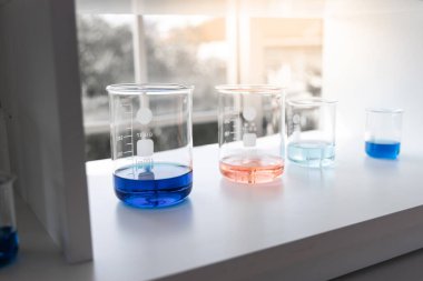 Ekipmanlar laboratuvarda. Tıbbi ekipman teknolojisi ve araştırma konsepti.