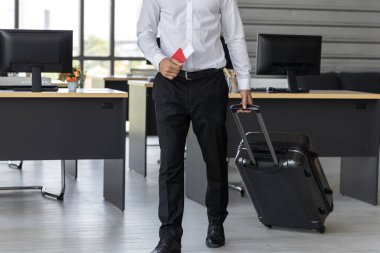 İş yerinde pasaport ve bavul taşıyan bir iş adamı görüntüsü. Yaz tatilleri konsepti.