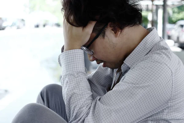 Üzgün Endişeli Asyalı Genç Adam Ağır Depresyondan Muzdarip — Stok fotoğraf