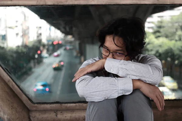 Trött Stressad Unga Asiatiska Företag Man Böja Ner Huvudet — Stockfoto