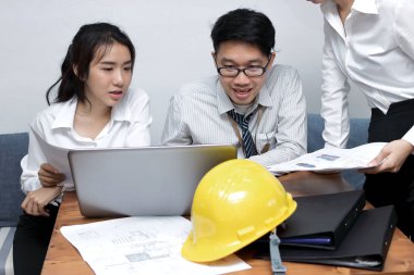 Takım çalışması konsepti. Modern ofiste dizüstü bilgisayarla çalışan bir grup Asyalı. Seçici odak ve alanın sığ derinliği.