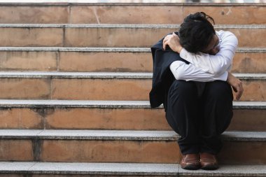 İşsiz ve stresli Asyalı iş adamı ağır depresyondan muzdarip. Başarısızlık ve işten çıkarma kavramı.