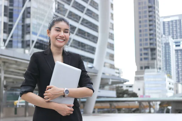 Leende Ung Asiatisk Affärskvinna Med Bärbar Dator Utanför Kontoret — Stockfoto