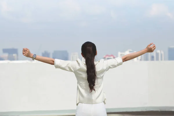 Framgångsrik Ung Asiatisk Affärskvinna Höja Armar Med Skyskrapor Bakgrund — Stockfoto