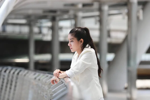 Депрессивный Стресс Молодой Азиатской Бизнес Женщины Страдающей Проблем Внешнем Офисе — стоковое фото