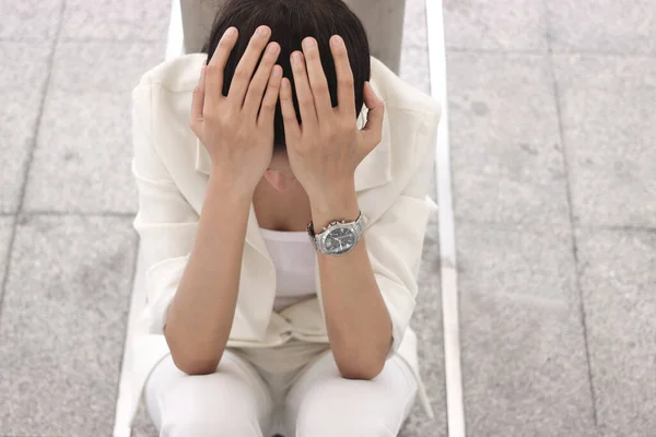 Deprimido Estressado Jovem Mulher Negócios Asiática Cobrindo Rosto Com Mãos — Fotografia de Stock