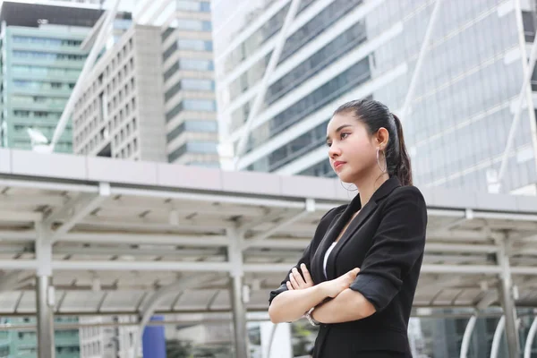 Уверенная Молодая Азиатская Деловая Женщина Пределами Офиса — стоковое фото