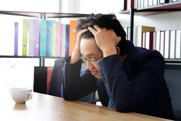 Gestresster Überarbeiteter Junger Asiatischer Geschäftsmann Mit Depressionen Arbeitsplatz — Stockfoto