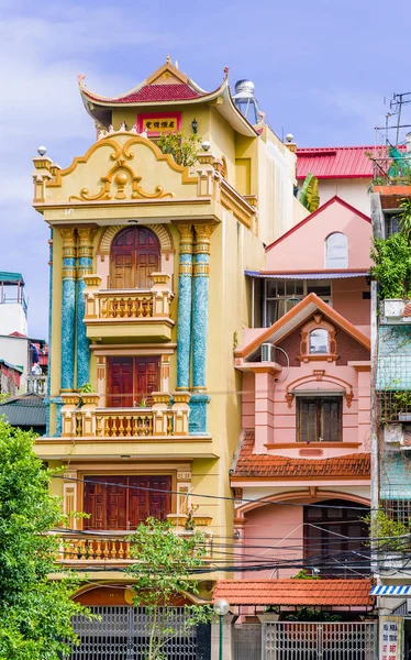 Kleurrijke gebouw in Hanoi - Vietnam — Stockfoto