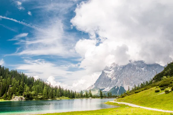 Vista sul monte Zugspitze dal lago di Seeben — Foto Stock