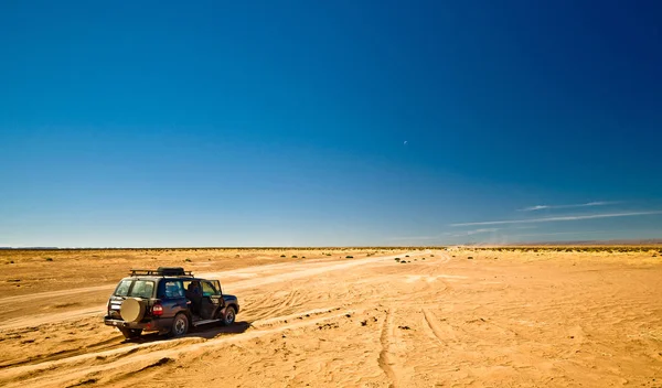 Бездоріжжю тур з 4x4 позашляховик в Марокко пустелі і Hammada за Mhamid — стокове фото