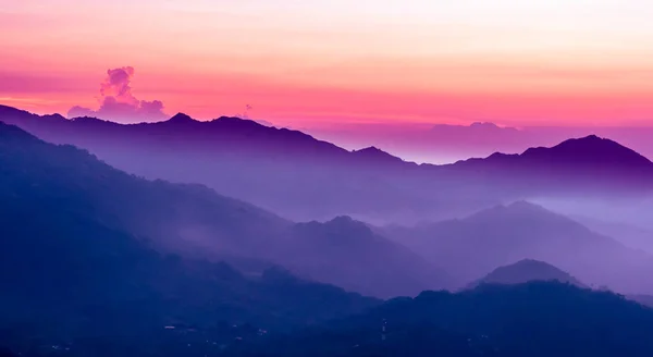 Pôr do sol roxo nas montanhas — Fotografia de Stock