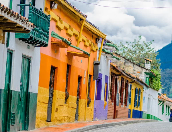 Rue de bâtiments colorés dans la vieille ville coloniale la candelaria à Bogota — Photo