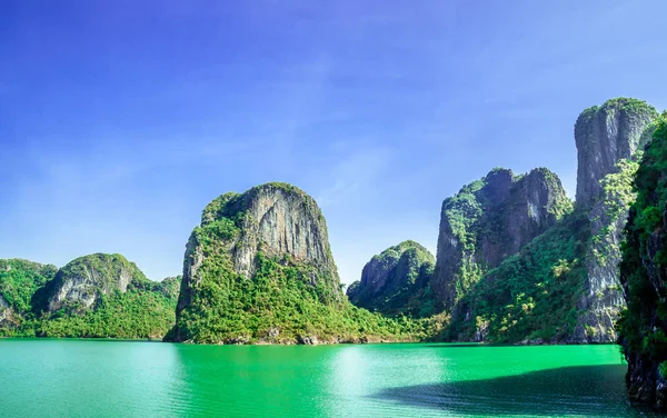 Karst landscape by Halong bay — Stock Photo, Image