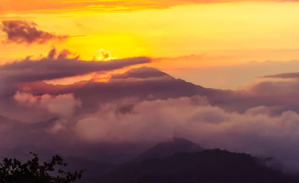 Coucher de soleil orange brouillard dans les montagnes — Photo