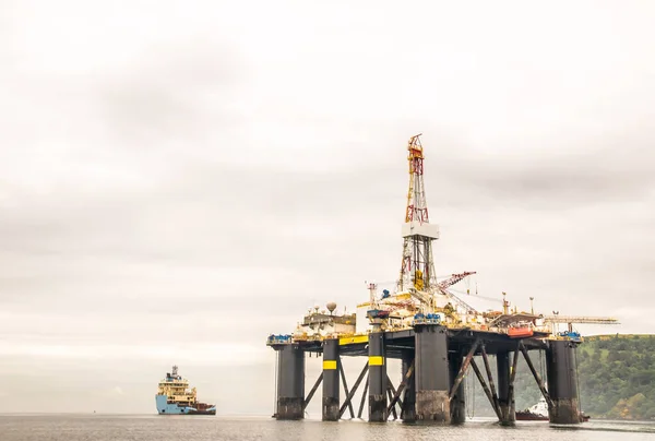 Offshore oil rig in Scotland — Stock Photo, Image