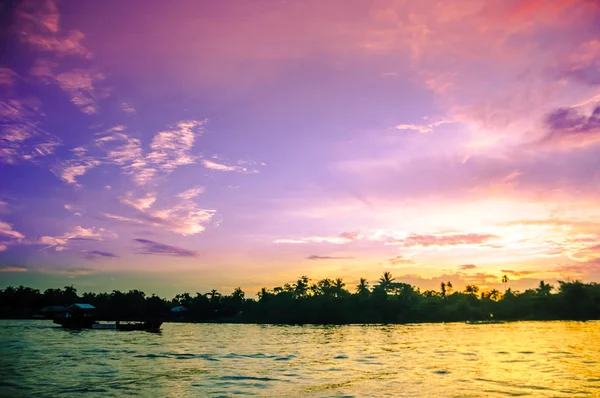 Puesta de sol sobre Mekong vy Can Tho en Vietnam — Foto de Stock