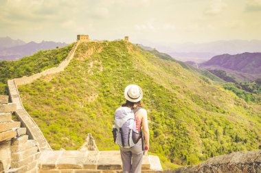 Jinshanling tarafından Çin Seddi izlerken kız