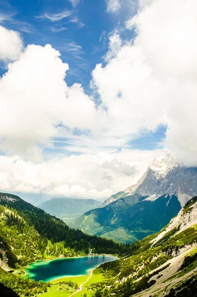 Vista sobre Zugspitze montanha do lago Seeben — Fotografia de Stock